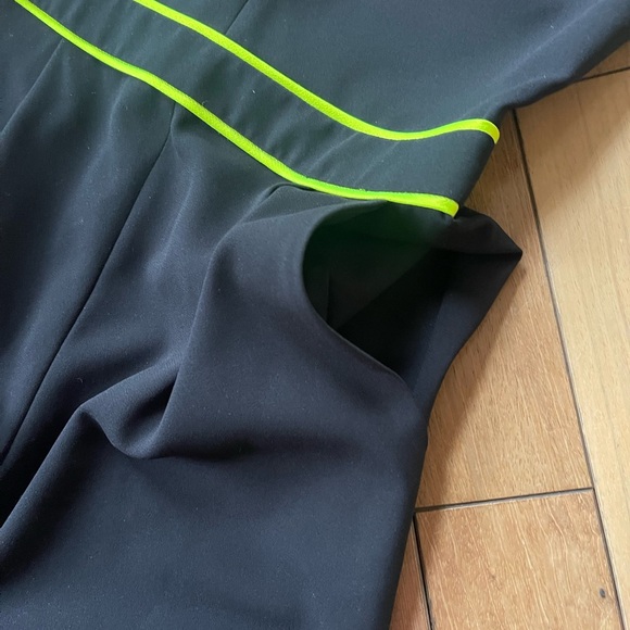 Alice + Olivia Jeri Black Neon Green Piped Jumpsuit | Sleeveless V-Neck Size 2 - Picture 9 of 13